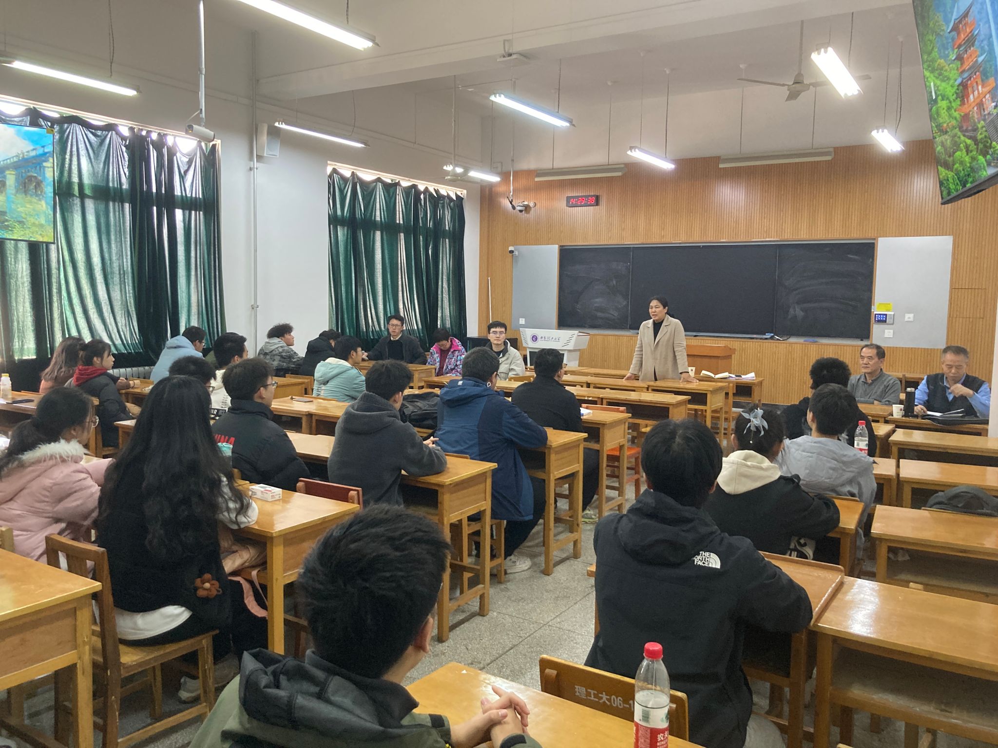 6138太阳集团召开大一、大二员工座谈会